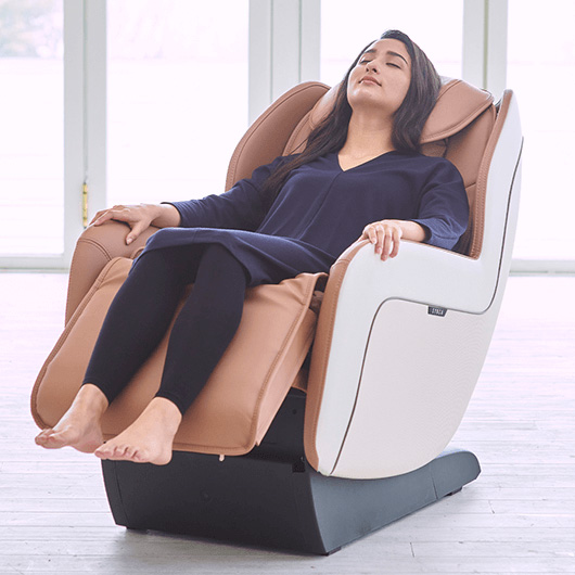 Woman relaxing with her feet in the Synca Circ+